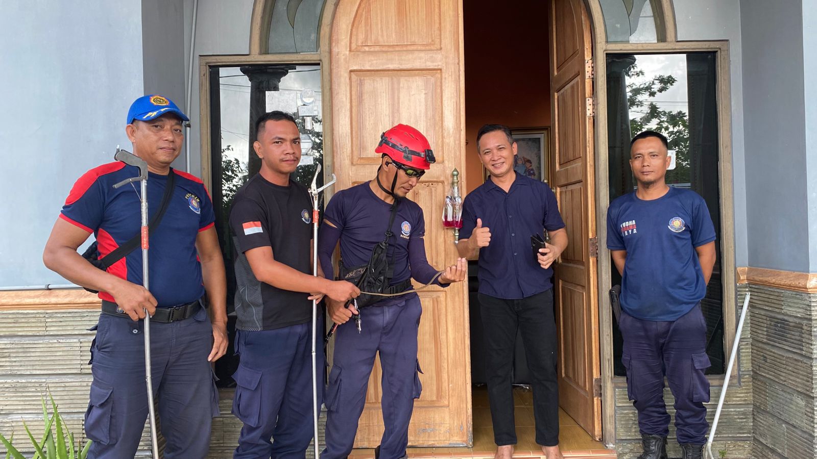 Petugas Damkar Seruyan Evakuasi Ular Lidi yang Sembunyi di Atas Gorden Rumah Warga