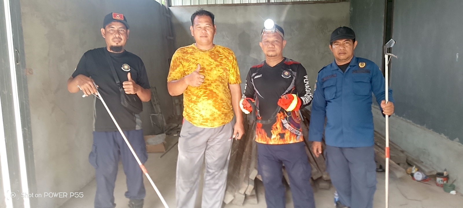 Petugas Pos Damkar Hanau Evakuasi Ular Kobra Sepanjang Meter dari Garasi Warga