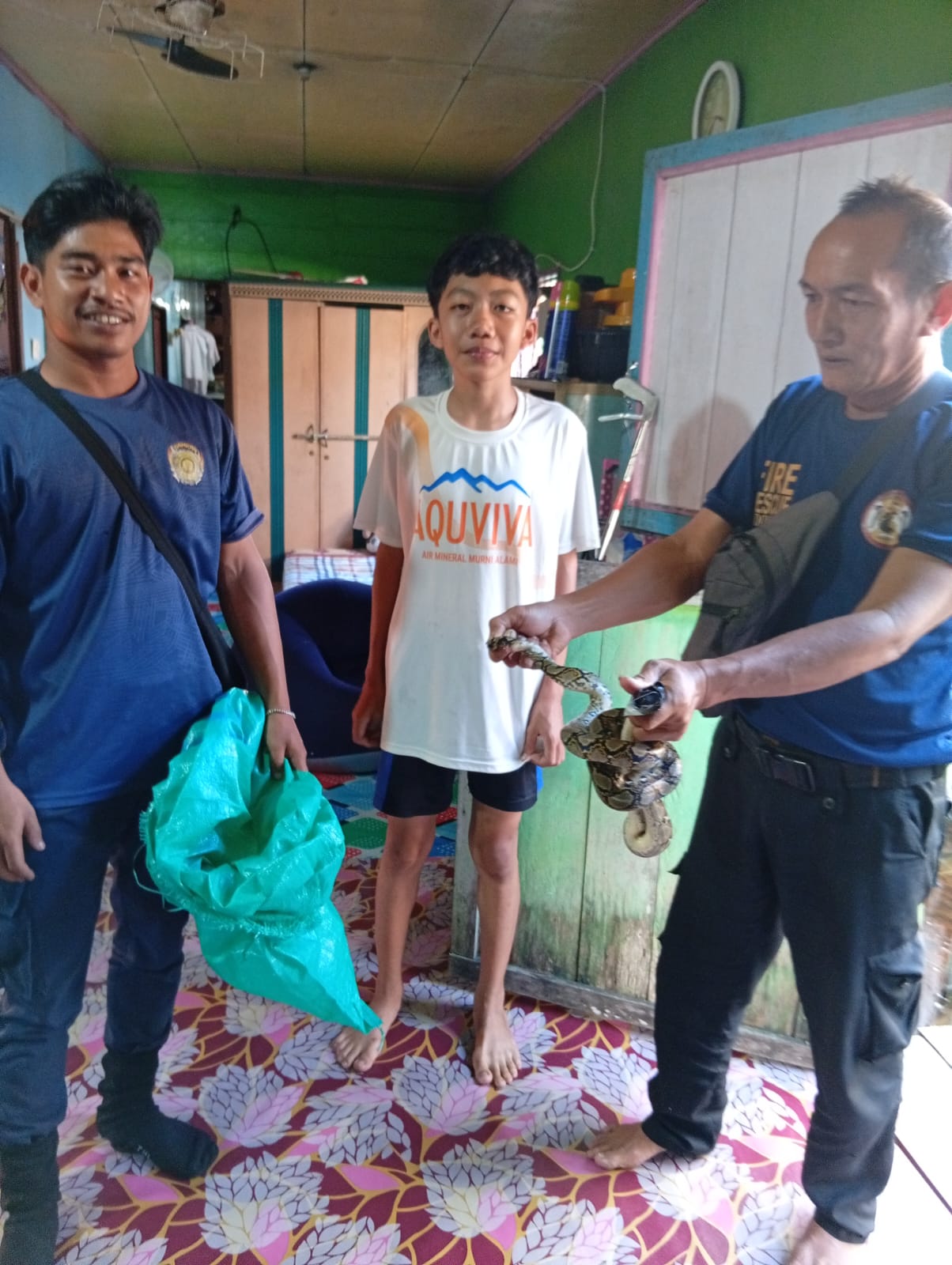 Tim Reaksi Cepat Damkar Seruyan Evakuasi Ular di Dapur Warga Kuala Pembuang II