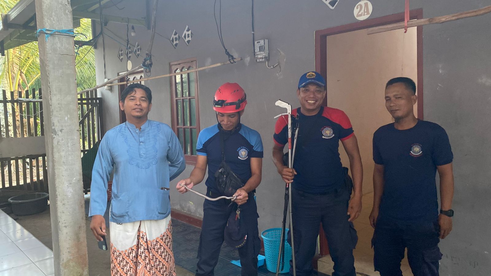 Petugas Damkar Kabupaten Seruyan Evakuasi Ular Tanah dari Rumah Warga di Desa Persil Raya