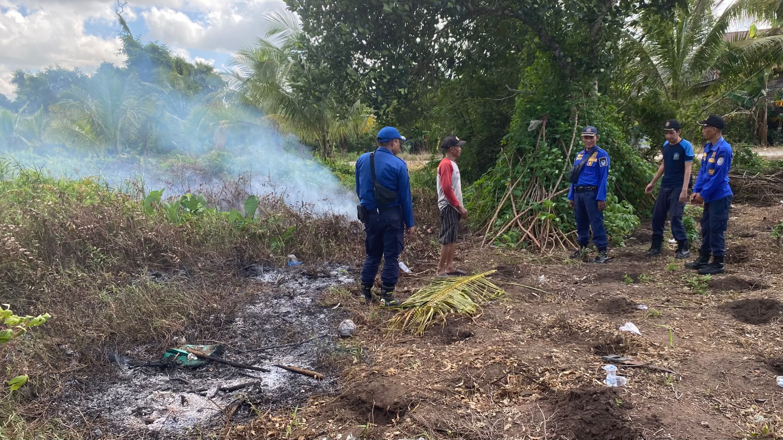 Lahan di Jalan Budi Utomo Kuala Pembuang Terbakar, Regu I Damkarmat Bergerak Cepat Jinakkan Api