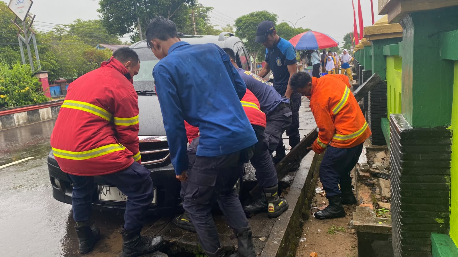 Hujan Deras, Tim Damkarmat Seruyan Evakuasi Mobil Terperosok di Gorong- Gorong Jl. Ahmad Yani