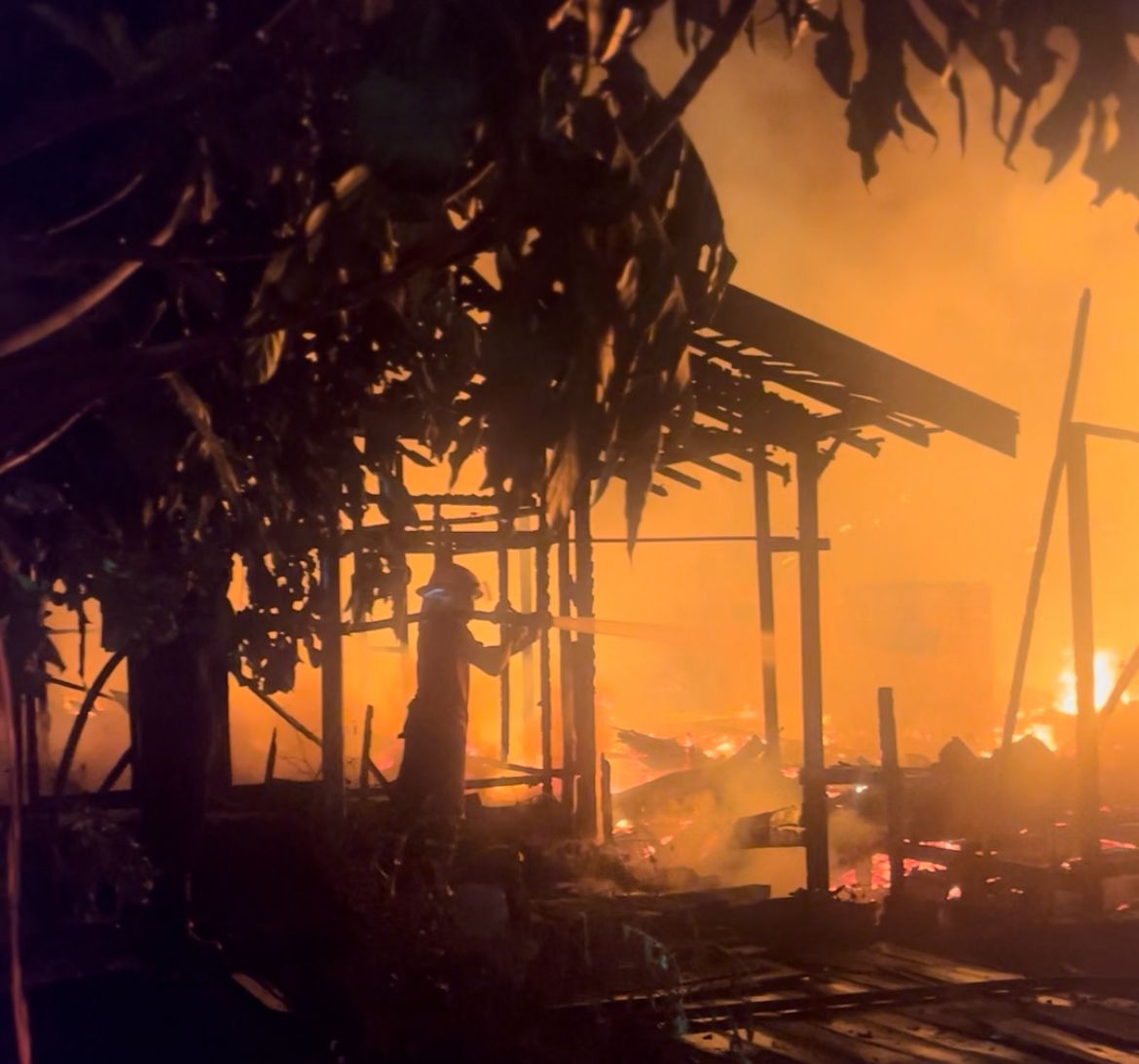 Damkarmat Seruyan Kerahkan 5 Armada, 7 Rumah Terbakar di Kampung Kumai Berhasil Dikendalikan