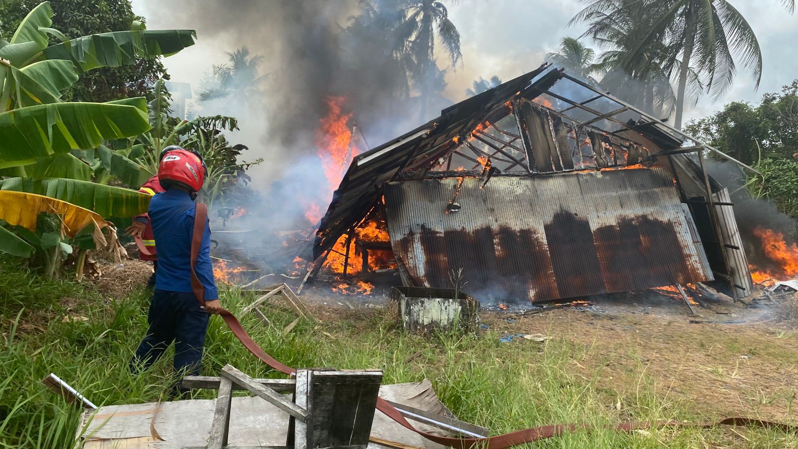 Damkarmat Seruyan Tangani Kebakaran Rumah di Jl. Pattimura