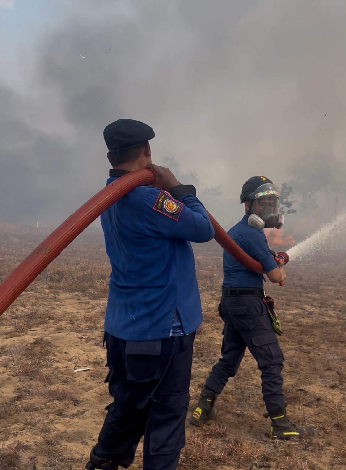 Api Membesar Dekati Perumahan di Jl. Ki Hajar Dewantara, Damkarmat Seruyan Sigap Lakukan Pemadaman