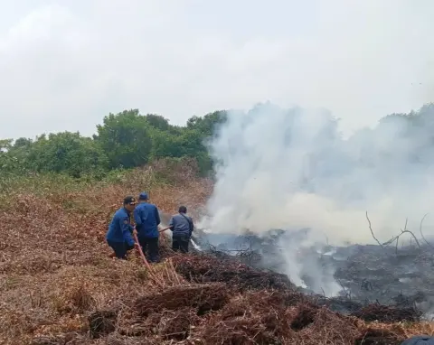 Regu 2 Sektor Kuala Pembuang Bergerak Cepat Tangani Kebakaran Lahan yang Mendekati Sekolah SLB Negeri 1 Seruyan